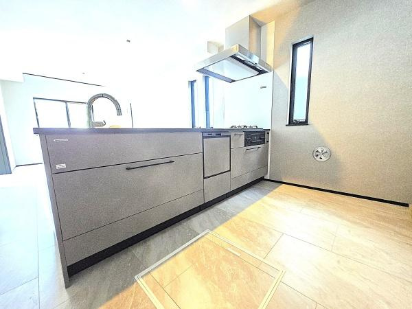 横浜市戸塚区原宿５丁目の新築一戸建のキッチン|対面式のキッチンはお料理中でも家族とのお話も弾みます。
