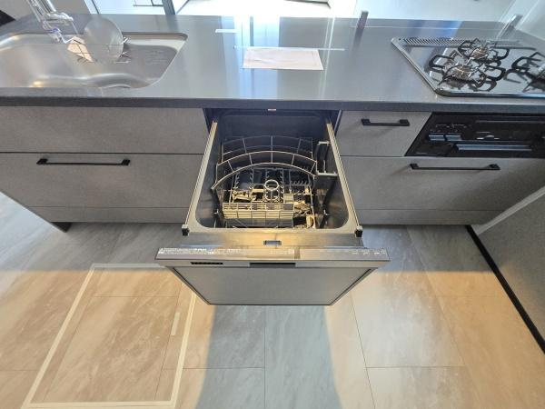 横浜市戸塚区原宿５丁目の新築一戸建のキッチン|食洗器付きなのは家事の負担を軽減してくれる嬉しいポイント♪
広々としたキッチンはお子様と並んでお料理できます。