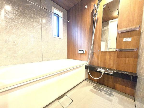 横浜市戸塚区原宿５丁目の新築一戸建の浴室|窓付きの浴室です。
このバスルームで一日の疲れを癒してください！