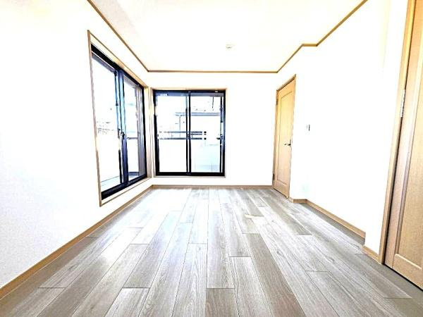 横浜市金沢区富岡東１丁目の中古一戸建の洋室|二面採光の明るく、落ち着きのある洋室！
休日はこちらでおくつろぎ下さい♪