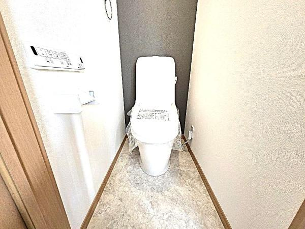 横浜市金沢区富岡東１丁目の中古一戸建のトイレ|スッキリとした多機能付の使いやすいトイレです。
トイレットペーパーや洗剤も入れておける収納付きです！
