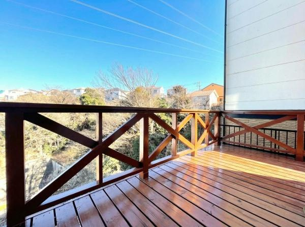 横浜市金沢区富岡東１丁目の中古一戸建のその他|眺望良好のウッドデッキ付き！
休日はこちらでゆったり休めます♪