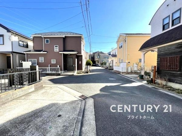 横浜市金沢区富岡東１丁目の中古一戸建の前面道路含む現地写真|閑静な住宅街につき住環境良好です♪