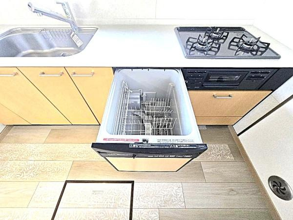 横浜市金沢区富岡東１丁目の中古一戸建のキッチン|食洗器付きなのは家事の負担を軽減してくれる嬉しいポイント♪
広々としたキッチンはお子様と並んでお料理できます。