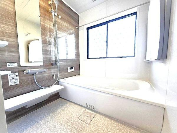 横浜市金沢区富岡東１丁目の中古一戸建の浴室|広々としたバスルームで一日の疲れをいやして下さい！
もちろん、浴室乾燥機付きです！