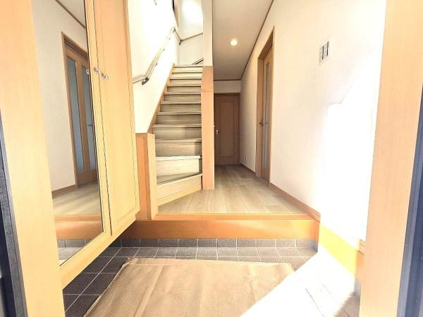 横浜市金沢区富岡東１丁目の中古一戸建の玄関|収納豊富な玄関です。
ゆったりとした空間です！