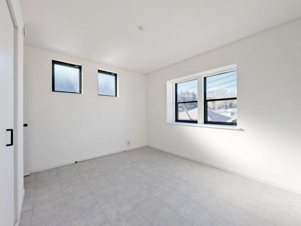 横浜市青葉区桂台２丁目の中古一戸建の洋室|二面採光の明るく、落ち着きのある洋室！
休日はこちらでおくつろぎ下さい♪