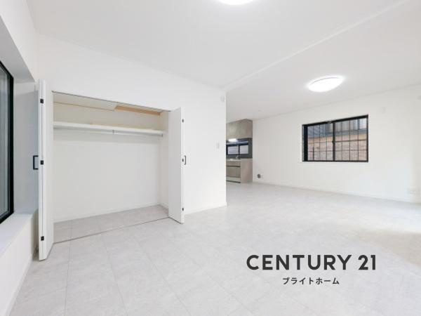 横浜市青葉区桂台２丁目の中古一戸建の居間・リビング|収納もあり便利です