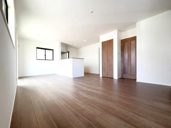 横浜市泉区和泉が丘２丁目の新築一戸建の居間・リビング|家族が自然と集まるリビングは
落ち着きのある空間です♪