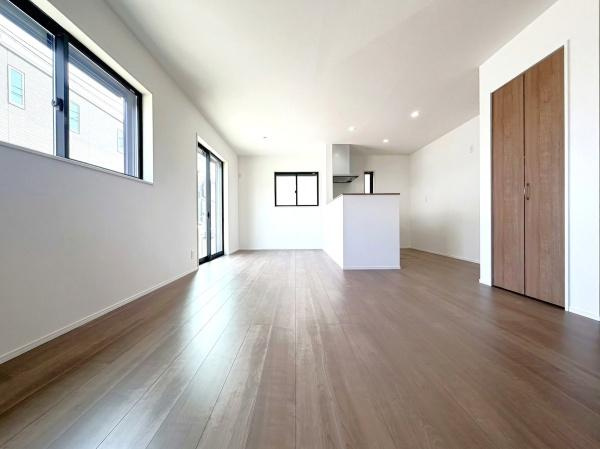横浜市泉区和泉が丘２丁目の新築一戸建の居間・リビング|明るいLDK！！
陽当たり良好です。