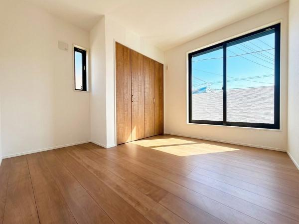 横浜市泉区和泉が丘２丁目の新築一戸建の洋室|クローゼットもあるので収納にも困りません！
荷物が多い方にも安心です。