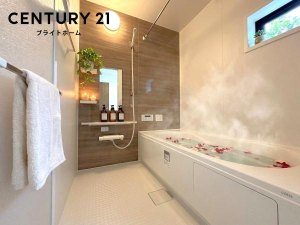 横浜市泉区和泉が丘２丁目の新築一戸建の浴室|窓付きの浴室です。
このバスルームで一日の疲れを癒してください！
※家具等はCGでの参考レイアウトです。