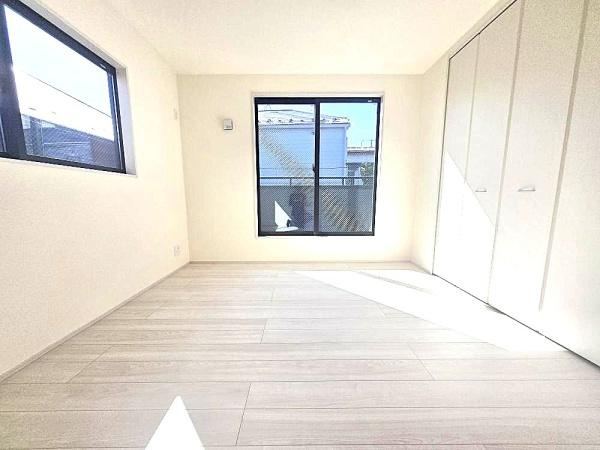 横浜市南区別所６丁目の新築一戸建の洋室|二面採光の明るく、落ち着きのある洋室！
休日はこちらでおくつろぎ下さい♪