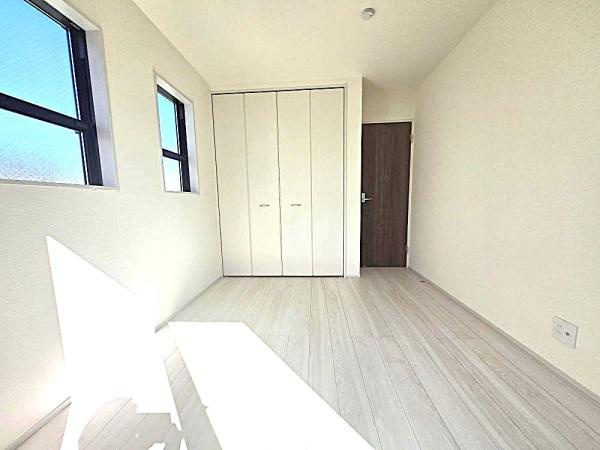 横浜市南区別所６丁目の新築一戸建の洋室|クローゼットもあるので収納にも困りません！
荷物が多い方にも安心です。
