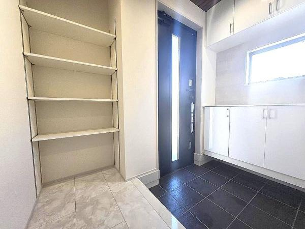 横浜市南区別所６丁目の新築一戸建の玄関|この明るい玄関が気持ちよく迎え入れてくれます。