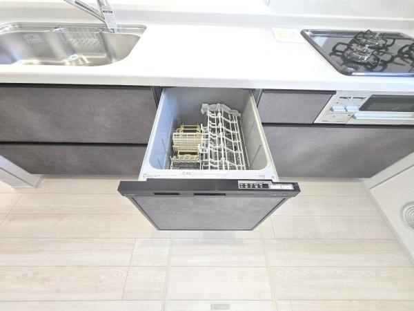 横浜市南区別所６丁目の新築一戸建のキッチン|食洗器付きなのは家事の負担を軽減してくれる嬉しいポイント♪
広々としたキッチンはお子様と並んでお料理できます。