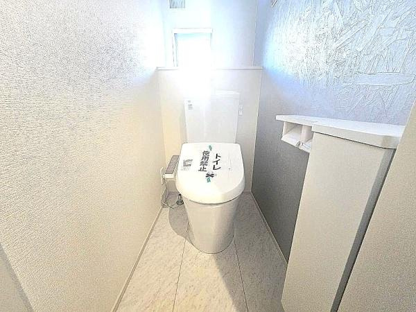 横浜市南区別所６丁目の新築一戸建のトイレ|スッキリとした多機能付の使いやすいトイレです。
トイレットペーパーや洗剤も入れておける収納付きです！
