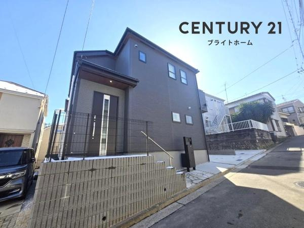 横浜市南区別所６丁目の新築一戸建の前面道路含む現地写真|車通りが少ない為、小さなお子様にも安心です。
是非一度、現地へ起こしください。

