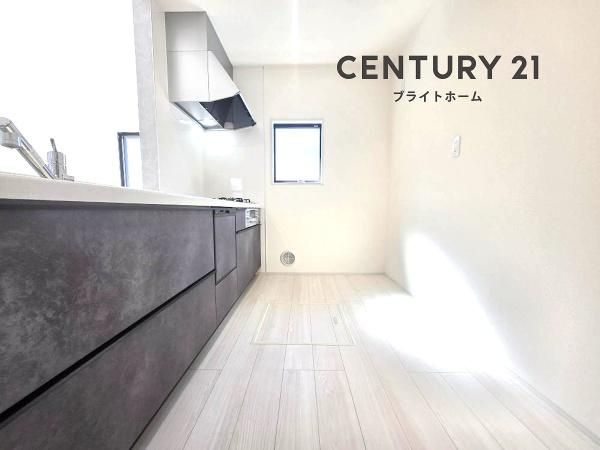 横浜市南区別所６丁目の新築一戸建のキッチン|広々としたキッチンは、
落ち着いて料理が出来ます！