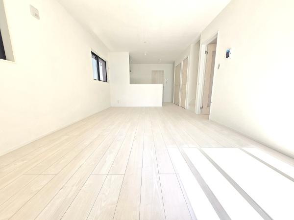 横浜市泉区中田南２丁目の新築一戸建の居間・リビング|家族が自然と集まるリビングは
落ち着きのある空間です♪
