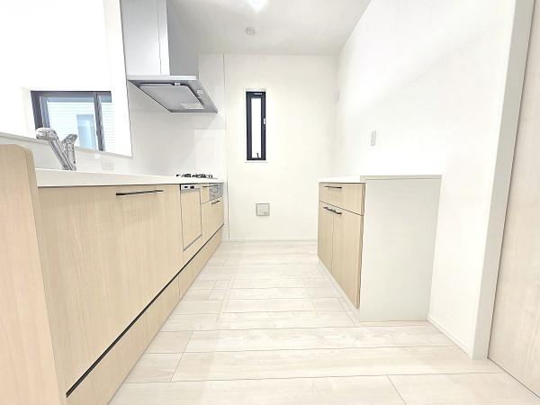 横浜市泉区中田南２丁目の新築一戸建のキッチン|広々としたキッチンは、
落ち着いて料理が出来ます！