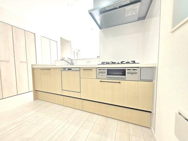 横浜市泉区中田南２丁目の新築一戸建のキッチン|収納豊富なキッチン。
ここまで収納スペースがあるとキッチン周りをきれいに保てますね！