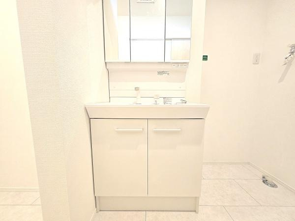 横浜市泉区中田南２丁目の新築一戸建の独立洗面台|広々とした洗面室には三面鏡付き独立洗面台！