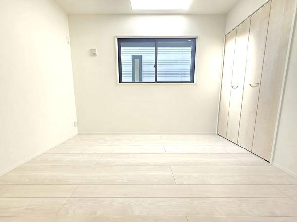 横浜市泉区中田南２丁目の新築一戸建の洋室|天窓がある明るい居室です♪