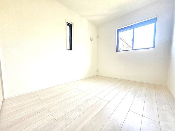 横浜市泉区中田南２丁目の新築一戸建の洋室|二面採光の明るく、落ち着きのある洋室！
休日はこちらでおくつろぎ下さい♪
