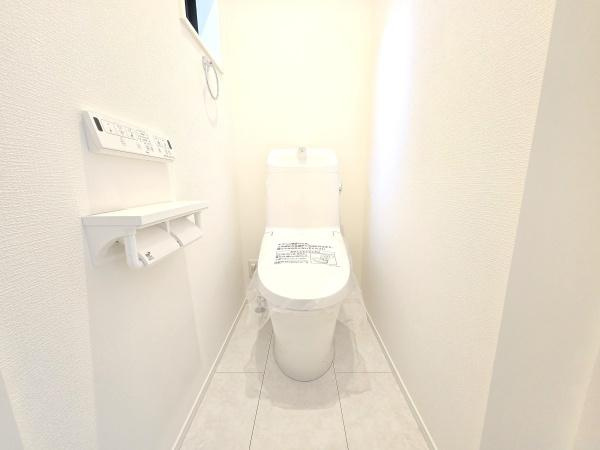 横浜市泉区中田南２丁目の新築一戸建のトイレ|スッキリとした多機能付の使いやすいトイレです。
トイレットペーパーや洗剤も入れておける収納付きです！
