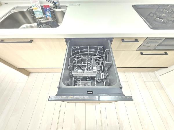 横浜市泉区中田南２丁目の新築一戸建のキッチン|食洗器付きなのは家事の負担を軽減してくれる嬉しいポイント♪
広々としたキッチンはお子様と並んでお料理できます。