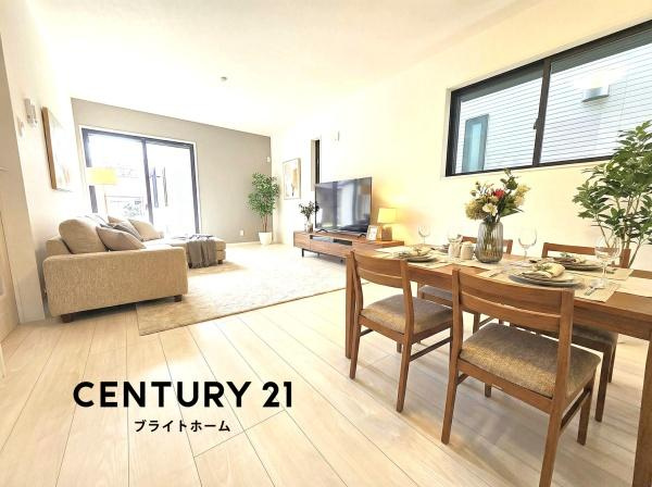 横浜市泉区中田南２丁目の新築一戸建の居間・リビング|窓からは明るい光が差し込みます！
電気をつけなくても明るいです。
※家具等はCGでの参考レイアウトです。