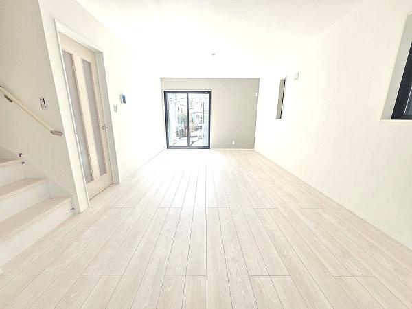 横浜市泉区中田南２丁目の新築一戸建の居間・リビング|自慢したくなるリビング！
形も良く家具の配置にも困りません。