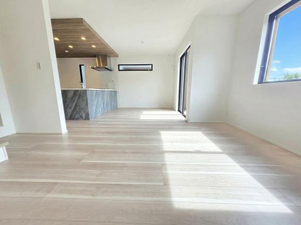 横浜市金沢区富岡東１丁目の新築一戸建の居間・リビング|家族が自然と集まるリビングは
落ち着きのある空間です♪