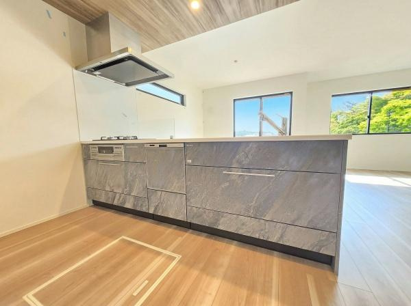 横浜市金沢区富岡東１丁目の新築一戸建のキッチン|広々としたキッチンは、
落ち着いて料理が出来ます！
※家具はCGでの参考レイアウトです。