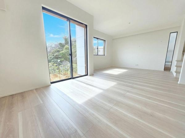横浜市金沢区富岡東１丁目の新築一戸建の居間・リビング|窓からは明るい光が差し込みます！
電気をつけなくても明るいです。
