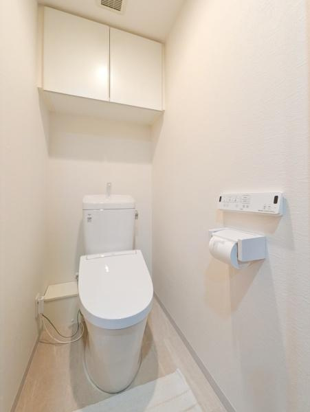 レーベンハイム東戸塚エスプレイスのトイレ|スッキリとした多機能付の使いやすいトイレです。
トイレットペーパーや洗剤も入れておける収納付きです！
