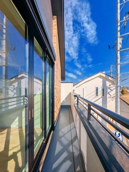 横浜市泉区中田西４丁目の新築一戸建のバルコニー|広さも十分のバルコニー！！
風が心地よいです！