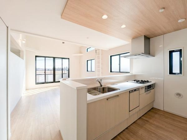 横浜市泉区中田西４丁目の新築一戸建のキッチン|対面式のキッチンはお料理中でも家族とのお話も弾みます。
お天気の良い日は電気をつけなくても明るい設備充実のキッチン！
