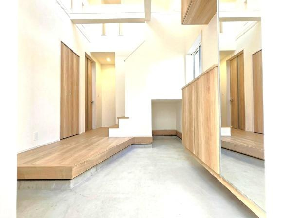 横浜市旭区中沢３丁目の新築一戸建の玄関|吹き抜けになっている玄関！
そして大容量のシューズボックス付き。