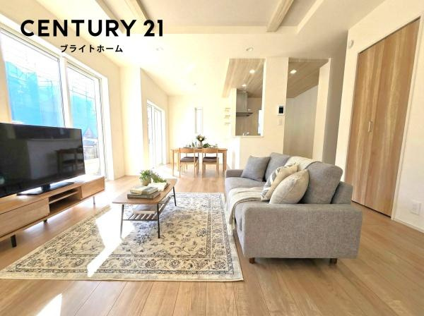 横浜市旭区中沢３丁目の新築一戸建の居間・リビング|窓からは明るい光が差し込みます！
電気をつけなくても明るいです。
※家具等はCGでの参考レイアウトです。
