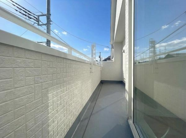 横浜市旭区中沢３丁目の新築一戸建の収納|WICでお部屋もスッキリと利用できます！
洋服以外にも収納できるのは嬉しいポイント！