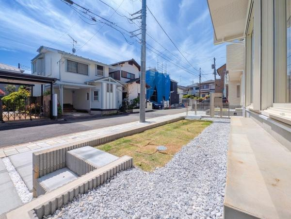 横浜市旭区中沢３丁目の新築一戸建の前面道路含む現地写真|車通りが少ない為、小さなお子様にも安心です。
是非一度、現地へ起こしください。

