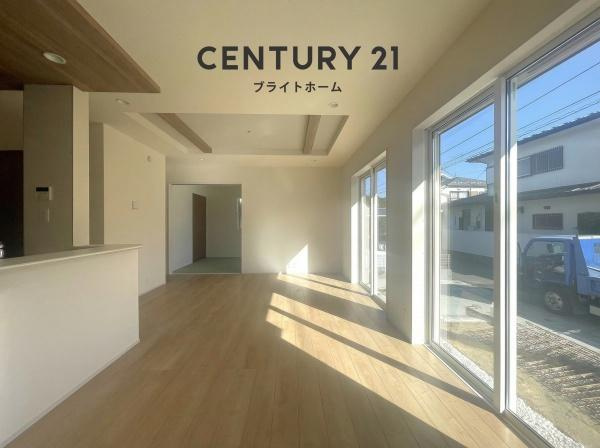 横浜市旭区中沢３丁目の新築一戸建の居間・リビング|自慢したくなるリビング！
形も良く家具の配置にも困りません。
※家具はCGでの参考レイアウトです。