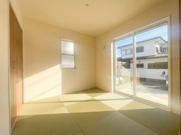 横浜市旭区中沢３丁目の新築一戸建の居間・リビング|対面式のキッチンはお料理中でも家族とのお話も弾みます。
