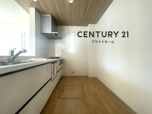 横浜市旭区中沢３丁目の新築一戸建のキッチン|食洗器付きなのは家事の負担を軽減してくれる嬉しいポイント♪
広々としたキッチンはお子様と並んでお料理できます。