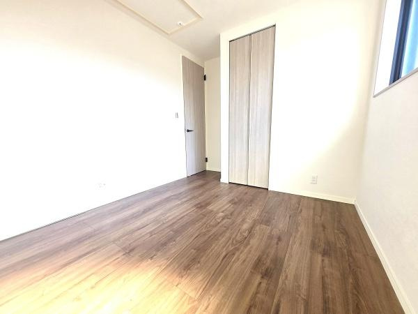 横浜市旭区白根６丁目の新築一戸建の洋室|クローゼットもあるので収納にも困りません！
荷物が多い方にも安心です。