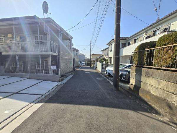 横浜市旭区白根６丁目の新築一戸建の前面道路含む現地写真|車通りが少ない為、小さなお子様にも安心です。
是非一度、現地へ起こしください。

