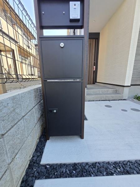 横浜市旭区白根６丁目の新築一戸建のその他|宅配Box付き♪
ご不在でも安心です！
