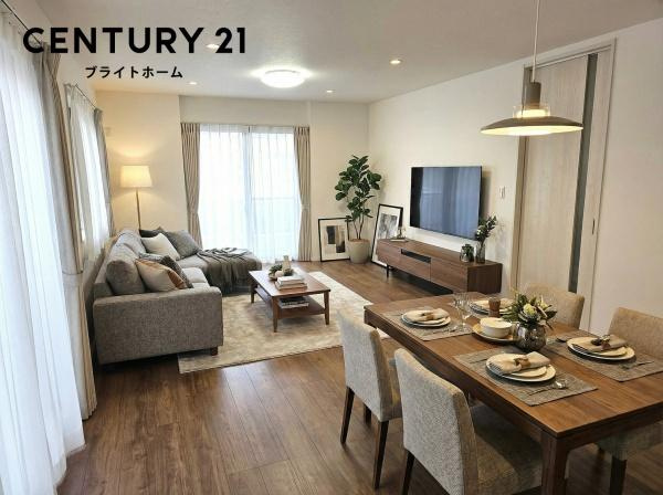 横浜市旭区白根６丁目の新築一戸建の居間・リビング|明るいLDK！！
陽当たり良好です。
※家具等はCGでの参考レイアウトです。